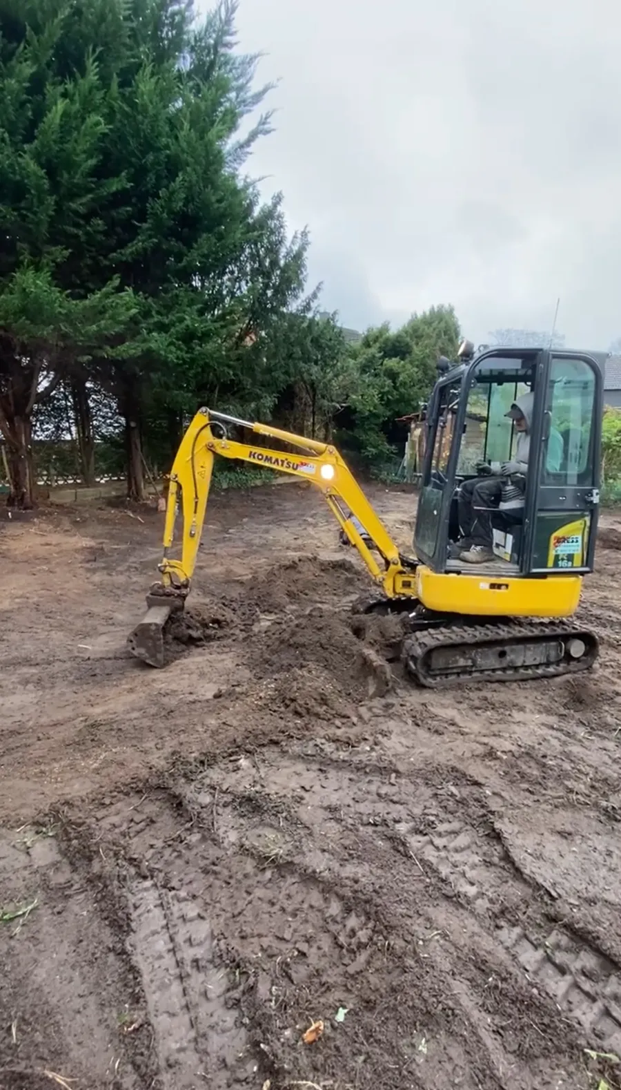Minibagger von L&S Galabau im Einsatz in einem Garten