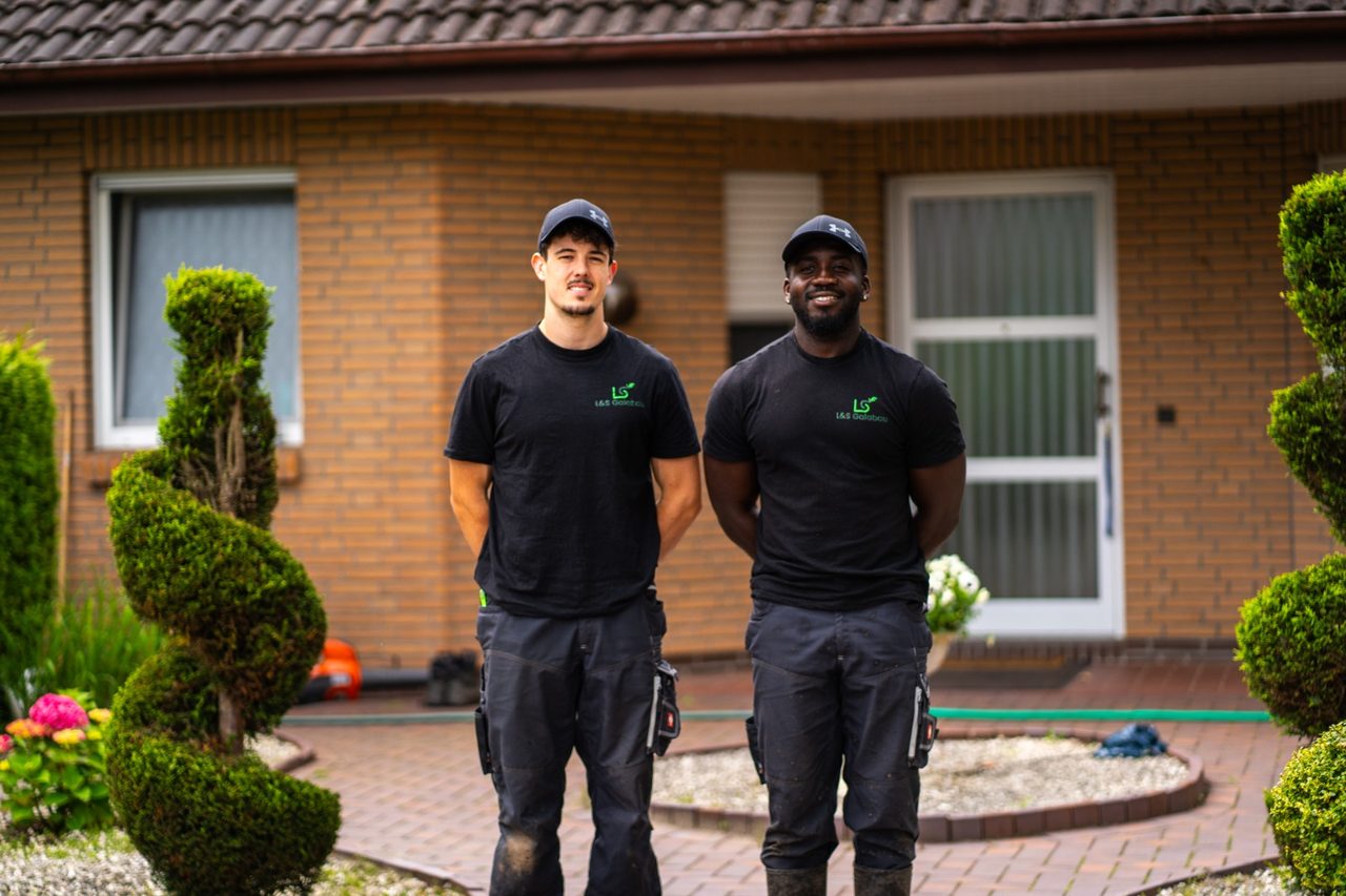Die L&S-Galabau-Gründer Nico Lücke und Oliver Steffens vor einem gepflegten Garten