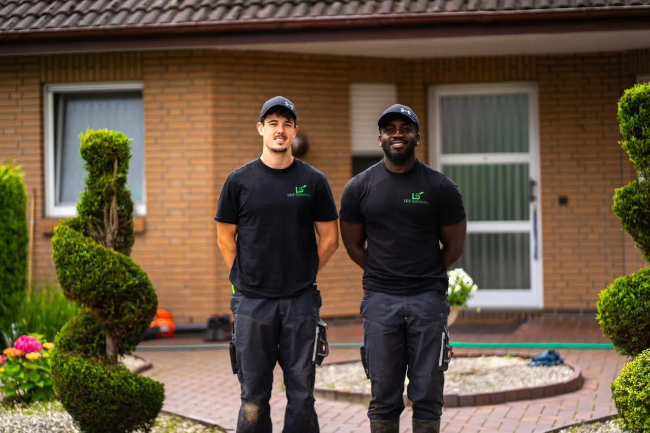 Die L&S-Galabau-Gründer Nico Lücke und Oliver Steffens vor einem gepflegten Garten