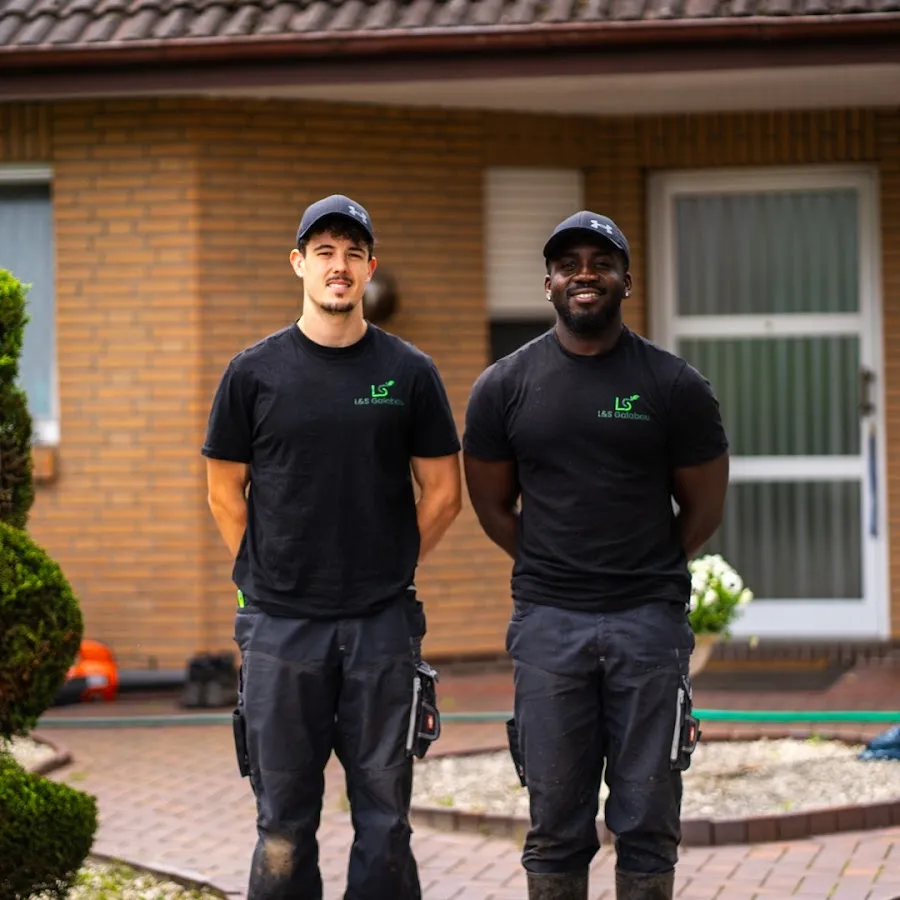 Nico und Oliver von L&S Galabau im Sommer bei der Arbeit