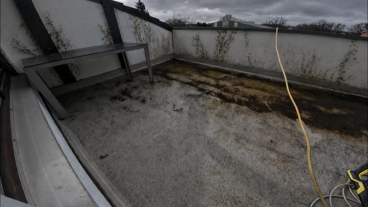 Freigelegte Terrasse nach der Räumung